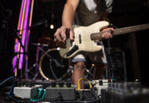 WIC llena el calendario musical de Segovia este noviembre Bajista de un grupo con un conjunto de pedales de efectos de distorsión