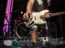 WIC llena el calendario musical de Segovia este noviembre Bajista de un grupo con un conjunto de pedales de efectos de distorsión