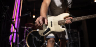 WIC llena el calendario musical de Segovia este noviembre Bajista de un grupo con un conjunto de pedales de efectos de distorsión