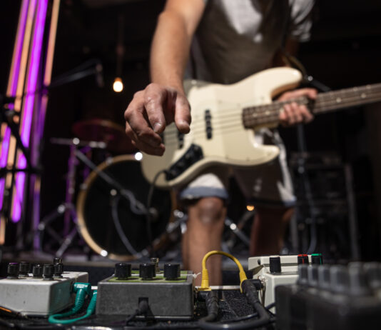 WIC llena el calendario musical de Segovia este noviembre Bajista de un grupo con un conjunto de pedales de efectos de distorsión