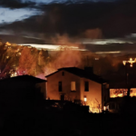 Imagen del humo generado por la autocaravana incendiada