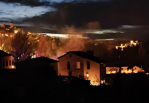 Dos detenciones, siete accidentes y una autocaravana incendiada: intenso fin de semana en Segovia Imagen del humo generado por la autocaravana incendiada