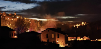 Imagen del humo generado por la autocaravana incendiada