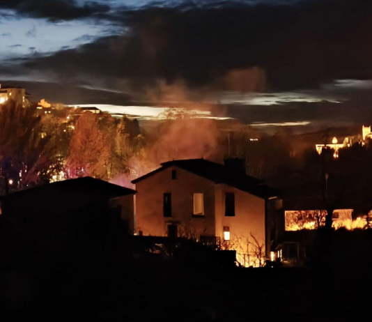 Dos detenciones, siete accidentes y una autocaravana incendiada: intenso fin de semana en Segovia Imagen del humo generado por la autocaravana incendiada