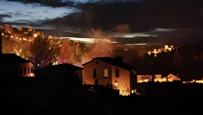 Imagen del humo generado por la autocaravana incendiada Imagen del humo generado por la autocaravana incendiada