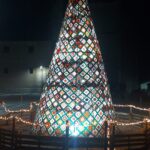14 manos vecinas crean el singular árbol de Navidad de esta localidad segoviana