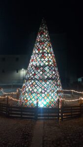 14 manos vecinas crean el singular árbol de Navidad de esta localidad segoviana