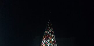 14 manos vecinas crean el singular árbol de Navidad de esta localidad segoviana