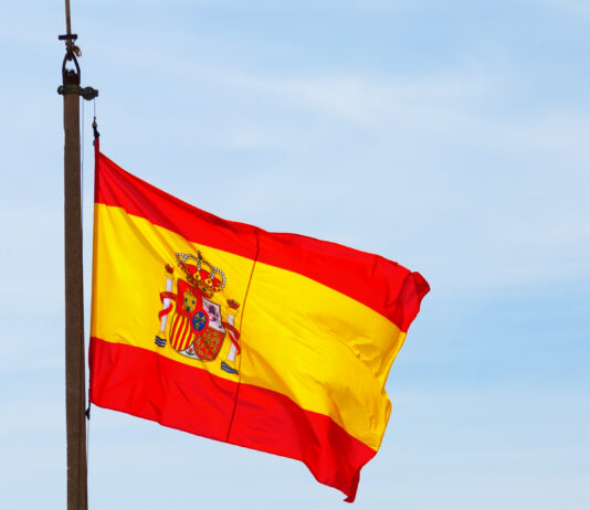 Un nuevo emblema nacional ondeará en uno de los puntos más transitados de la ciudad Nueva bandera nacional