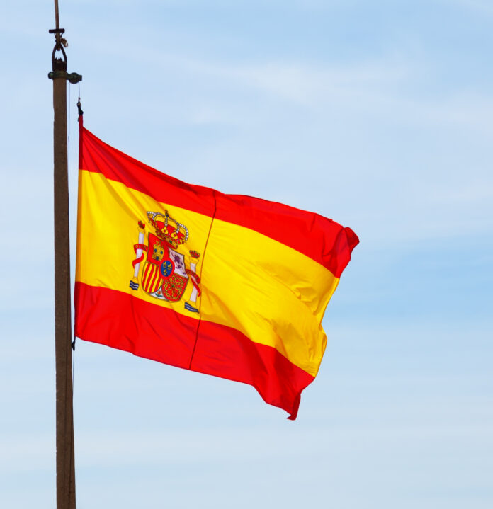 Flying Spain flag Nueva bandera nacional