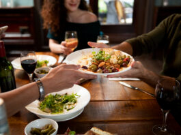 Reuniones que crean sinergias y oportunidades de empleo en Segovia Mesa restaurante