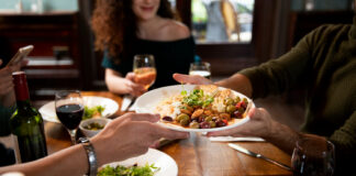 Reuniones que crean sinergias y oportunidades de empleo en Segovia Mesa restaurante