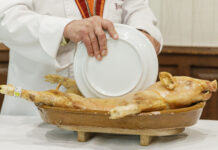 El cochinillo de Segovia, más protegido que nunca La IGP del Cochinillo de Segovia, nos muestra el secreto de su excelencia. En las Fotos, José María Ruiz, Presidente de PROCOSE; José Ramón Marinero, gerente de la Asociación IGP Cochinillo de Segovia; y Felix, ganadero dentro de la Asociación IGP Cochinillo de Segovia