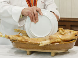 El cochinillo de Segovia, más protegido que nunca La IGP del Cochinillo de Segovia, nos muestra el secreto de su excelencia. En las Fotos, José María Ruiz, Presidente de PROCOSE; José Ramón Marinero, gerente de la Asociación IGP Cochinillo de Segovia; y Felix, ganadero dentro de la Asociación IGP Cochinillo de Segovia