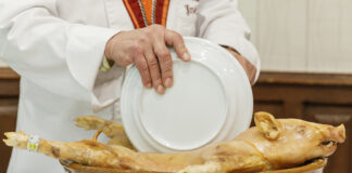 El cochinillo de Segovia, más protegido que nunca La IGP del Cochinillo de Segovia, nos muestra el secreto de su excelencia. En las Fotos, José María Ruiz, Presidente de PROCOSE; José Ramón Marinero, gerente de la Asociación IGP Cochinillo de Segovia; y Felix, ganadero dentro de la Asociación IGP Cochinillo de Segovia