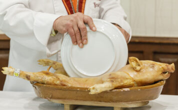 El cochinillo de Segovia, más protegido que nunca La IGP del Cochinillo de Segovia, nos muestra el secreto de su excelencia. En las Fotos, José María Ruiz, Presidente de PROCOSE; José Ramón Marinero, gerente de la Asociación IGP Cochinillo de Segovia; y Felix, ganadero dentro de la Asociación IGP Cochinillo de Segovia