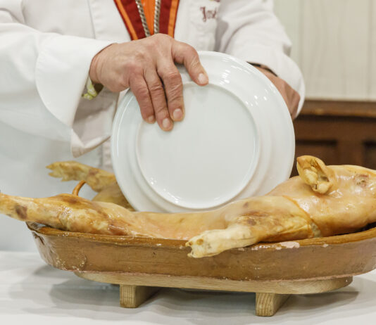 El cochinillo de Segovia, más protegido que nunca La IGP del Cochinillo de Segovia, nos muestra el secreto de su excelencia. En las Fotos, José María Ruiz, Presidente de PROCOSE; José Ramón Marinero, gerente de la Asociación IGP Cochinillo de Segovia; y Felix, ganadero dentro de la Asociación IGP Cochinillo de Segovia