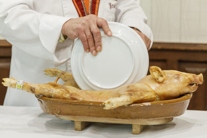 Cochinillo con IGP La IGP del Cochinillo de Segovia, nos muestra el secreto de su excelencia. En las Fotos, José María Ruiz, Presidente de PROCOSE; José Ramón Marinero, gerente de la Asociación IGP Cochinillo de Segovia; y Felix, ganadero dentro de la Asociación IGP Cochinillo de Segovia