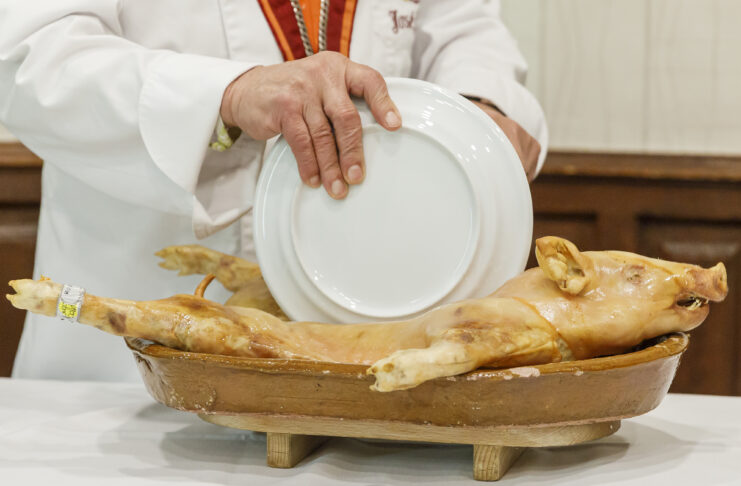 El cochinillo de Segovia, más protegido que nunca La IGP del Cochinillo de Segovia, nos muestra el secreto de su excelencia. En las Fotos, José María Ruiz, Presidente de PROCOSE; José Ramón Marinero, gerente de la Asociación IGP Cochinillo de Segovia; y Felix, ganadero dentro de la Asociación IGP Cochinillo de Segovia