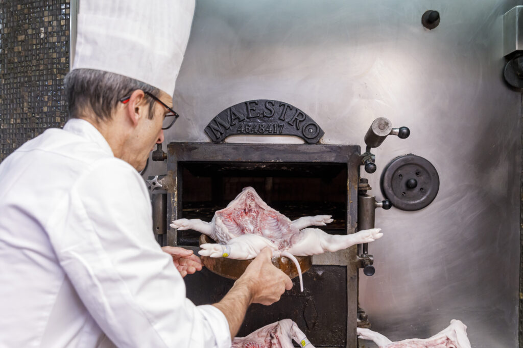 La IGP del Cochinillo de Segovia, nos muestra el secreto de su excelencia. En las Fotos, José María Ruiz, Presidente de PROCOSE; José Ramón Marinero, gerente de la Asociación IGP Cochinillo de Segovia; y Felix, ganadero dentro de la Asociación IGP Cochinillo de Segovia