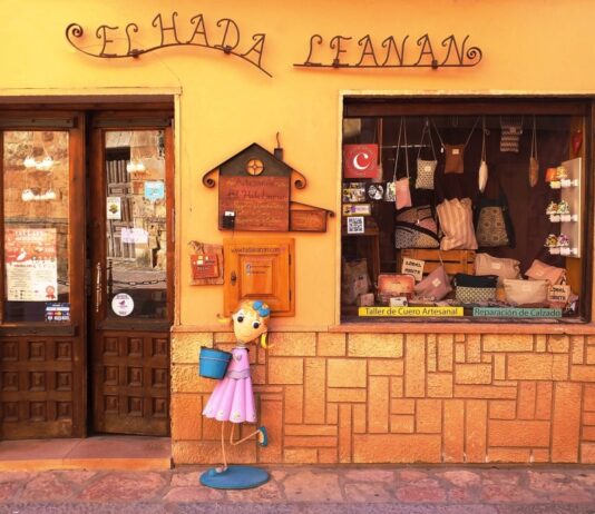 Un taller, dos artesanos y 20 años de historias en cuero en un pueblo de Segovia