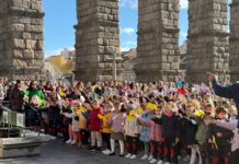 800 alumnos del Claret felicitan la Navidad desde el Acueducto Felicitación Navidad Colegio Claret