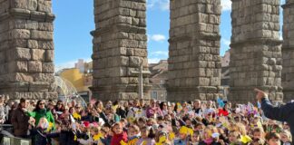 800 alumnos del Claret felicitan la Navidad desde el Acueducto Felicitación Navidad Colegio Claret