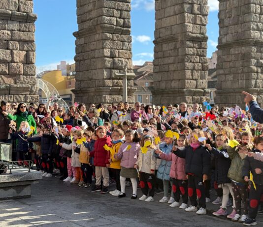 800 alumnos del Claret felicitan la Navidad desde el Acueducto Felicitación Navidad Colegio Claret