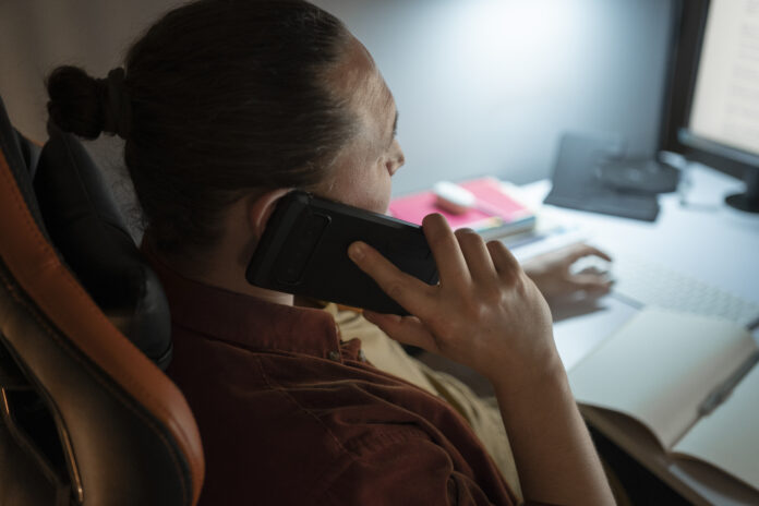 Hablar por teléfono Img Freepik