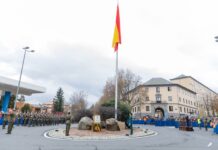 La bandera de España ya ondea en la glorieta de Victoriano Hernando y Palacios