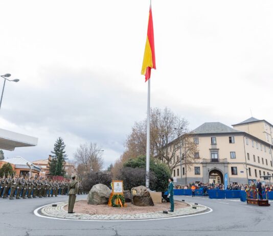 La bandera de España ya ondea en la glorieta de Victoriano Hernando y Palacios