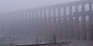 Segovia amanece con niebla