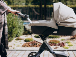 Herida una niña después de que un turismo golpease el carrito en el que viajaba Niña herida tras ser golpeada por un turismo