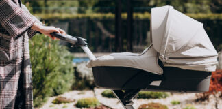 Herida una niña después de que un turismo golpease el carrito en el que viajaba Niña herida tras ser golpeada por un turismo