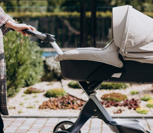 Herida una niña después de que un turismo golpease el carrito en el que viajaba Niña herida tras ser golpeada por un turismo