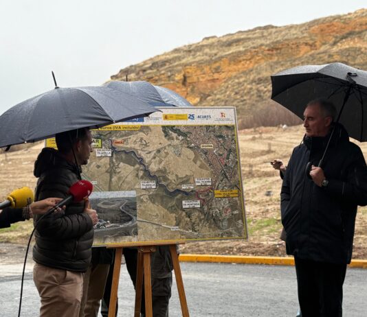 Concluye una obra clave para el saneamiento de agua de los polígonos Visita colector Tejadilla