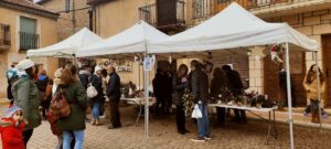 Prádena convierte el acebo en antesala de la Navidad con su feria más participativa