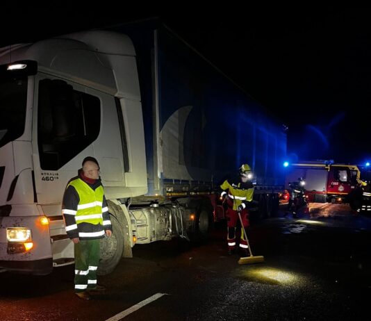 Más de dos horas de trabajo para contener un derrame de combustible en la SG-333