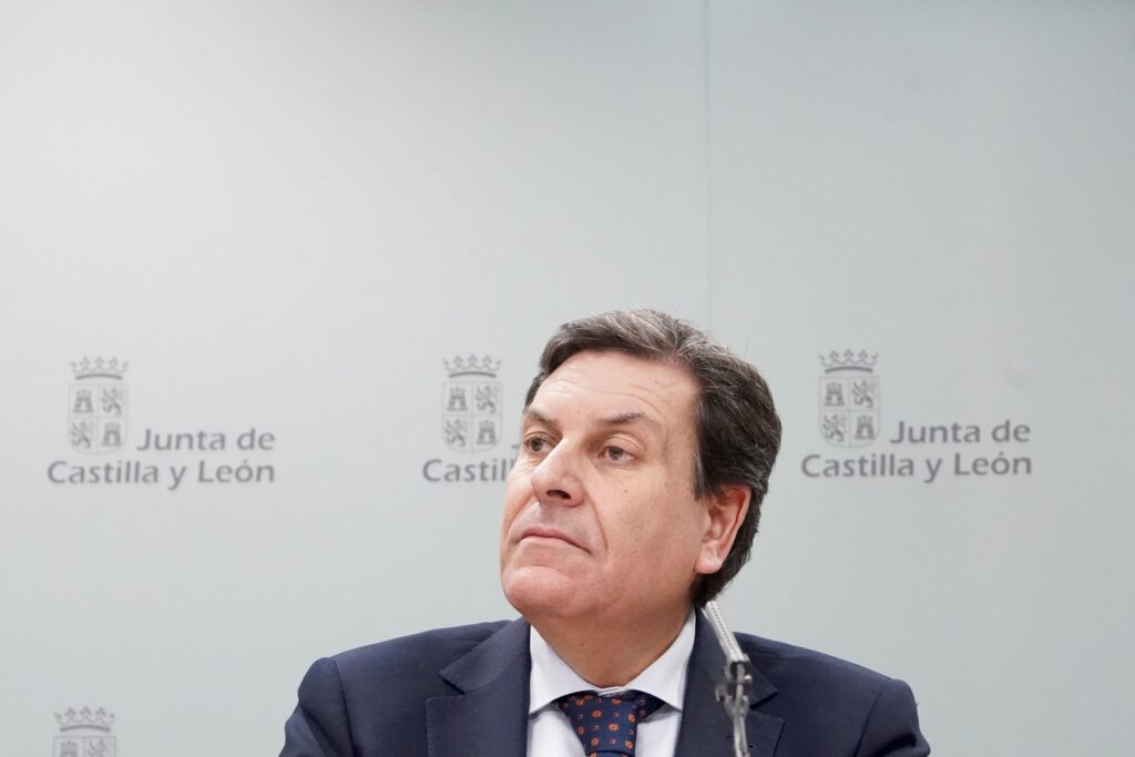 El consejero de Economía y Hacienda y portavoz, Carlos Fernández Carriedo, y la vicepresidenta y titular de Familia e Igualdad de Oportunidades, Isabel Blanco, comparecen en rueda de prensa posterior al Consejo de Gobierno.