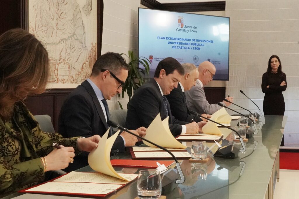 El presidente de la Junta, Alfonso Fernández Mañueco, firma un protocolo de colaboración con las cuatro universidades públicas de la Comunidad. El presidente de la Junta, Alfonso Fernández Mañueco, firma un protocolo de colaboración con las cuatro universidades públicas de la Comunidad.