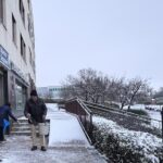 Placas de hielo en las aceras y sal en las calles de Segovia a −5 grados Vecinos con sal para proteger del hielo. Segoviaudaz.es