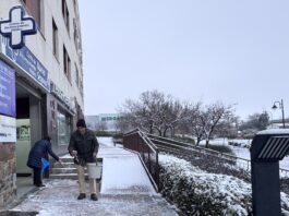 Vecinos con sal para proteger del hielo. Segoviaudaz.es