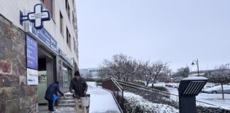 Placas de hielo en las aceras y sal en las calles de Segovia a −5 grados Vecinos con sal para proteger del hielo. Segoviaudaz.es