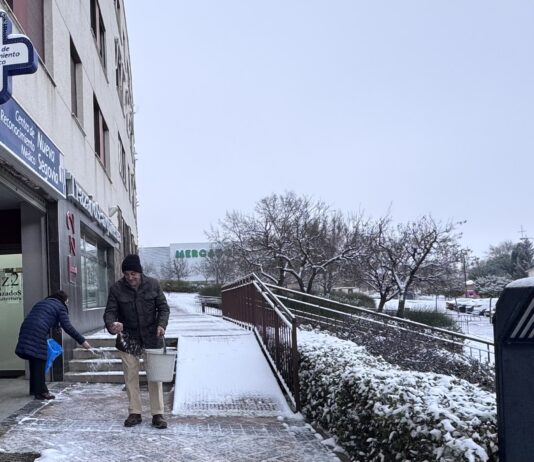 Vecinos con sal para proteger del hielo. Segoviaudaz.es