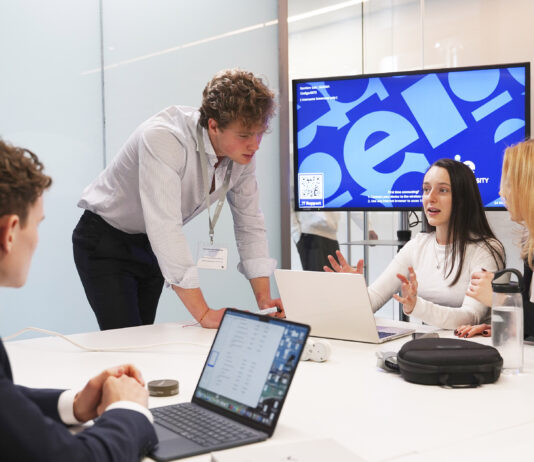 Estudiantes de todo el mundo se reúnen para diseñar estrategias empresariales en Segovia IE University Business Case Competition