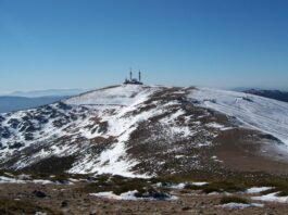 Cara este del pico de la Bola del Mundo vista desde el Cerro de Valdemartín (Sierra de Guadarrama, España)