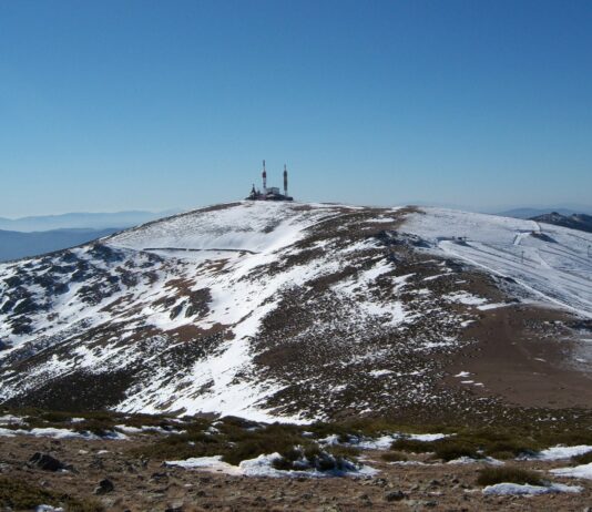 Cara este del pico de la Bola del Mundo vista desde el Cerro de Valdemartín (Sierra de Guadarrama, España)