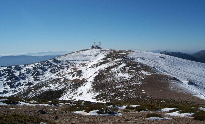 Bola_del_Mundo_desde_Valdemartín_IMG Wikipedia Cara este del pico de la Bola del Mundo vista desde el Cerro de Valdemartín (Sierra de Guadarrama, España)