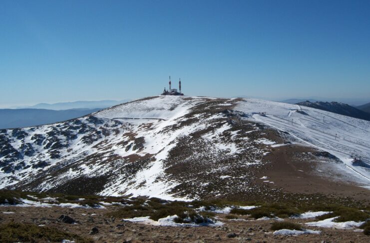 Cara este del pico de la Bola del Mundo vista desde el Cerro de Valdemartín (Sierra de Guadarrama, España)