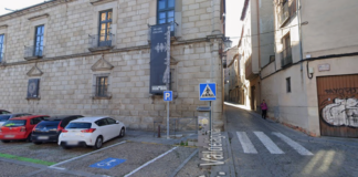 Una avería provoca un corte de tráfico y de agua en esta calle de Segovia